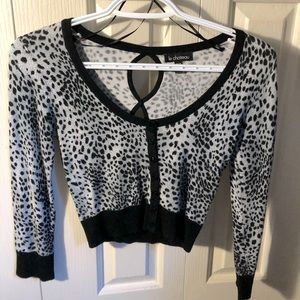 Black & grey leopard print crop top, 3/4 sleeve, cute cutout design in back.